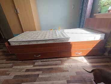 кровать кресло: Односпальная кровать цвета темного дерева, оснащенная двумя выдвижными