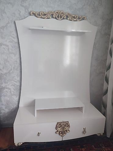 TV altlığı: Ağ rəngli klassik üslubda TV stendi və paneli - Material: MDF/Laminat — 1