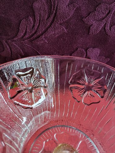 Ostalo posuđe: Bombonijera italijanska presovano staklo 70,80te. god. Sve na na lalafo.rs — 5 Ostalo posuđe: Bombonijera italijanska presovano staklo 70,80te. god. Sve na — 5