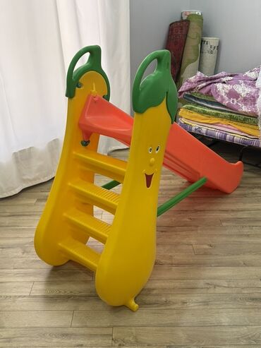 школьная форма: Uşaqlar üçün nəzərdə tutulmuş bu rəngarəng plastik sürüşkən, evdə və