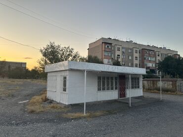 срочно продаётся 1 комнатная квартира в районе шлагбаум по улице кенсуйская 17 пересекает интергельпо ориентировочно парк фучика: С. Беловодское, район больница Павильон сдается в аренду. Есть торг