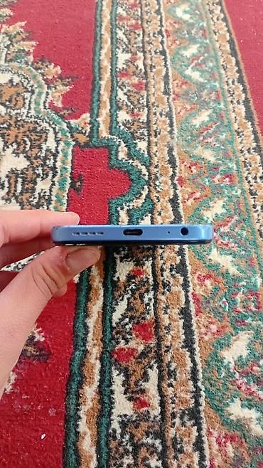 realme 8i: Смартфон Xiaomi в голубом цвете. Особенности по фото: - большой экран — 4