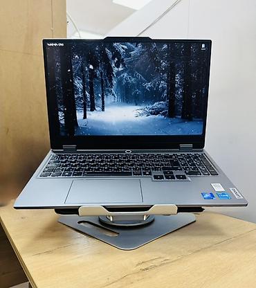 Ноутбук Lenovo LOQ в сером корпусе. Модель выполнена в современном