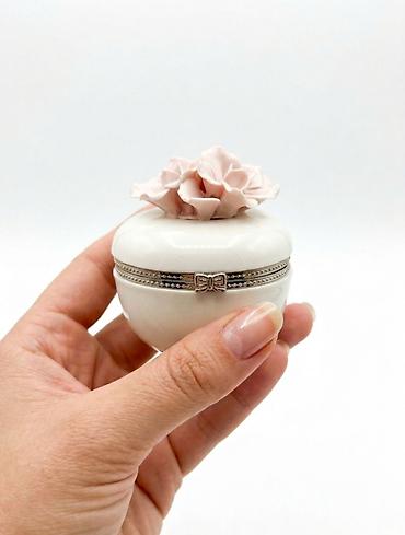 Mücrülər: Porcelan dekorativ qutu – gül detallı - Material: yüksək keyfiyyətli — 3