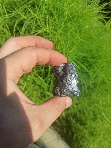 Digər kolleksiyalar: Təbii Galen daşı. Tamamilə təbii, emal olunmamış gümüşü-metalik — 13