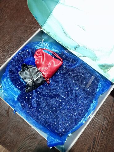 ажурный палантин: Подарочный набор в коробке: вечерний аксессуар из синей сетки с