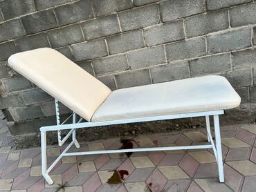 аппарат для приготовления попкорна: Белая косметологическая кушетка с мягкой обивкой и устойчивым