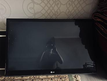 lg 24: Телевизор LG, диагональ около 40–43". Классический черный корпус — 2