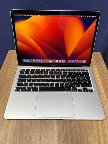 mac air: Intel Core i3, 8 GB, 13.3 "