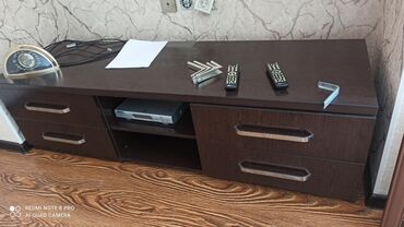 туалетный столик зеркало: ТВ-тумба из темного ламинированного ДСП. - Широкая столешница для