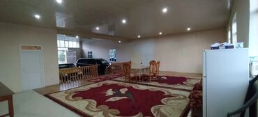 Otaqların uzunmüddətli kirayəsi: Geniş və işıqlı zal icarəyə təqdim olunur. Xüsusiyyətlər: - Açıq — 4
