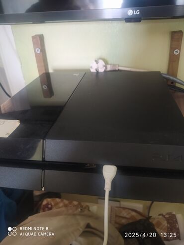 PS4 az işlənib içində 17 oyun var.1 tb.yaddaş