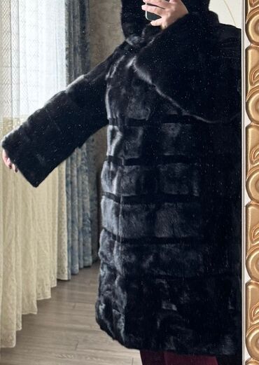 Kürklər: Kristina brendinə məxsus qara rəngli, başlıqlı xəz palto. Bu uzun — 6