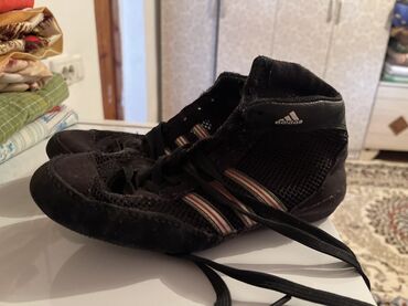 воллейбольные кроссовки: Кроссовки, 36, Adidas, Б/у, цвет - Черный, Самовывоз