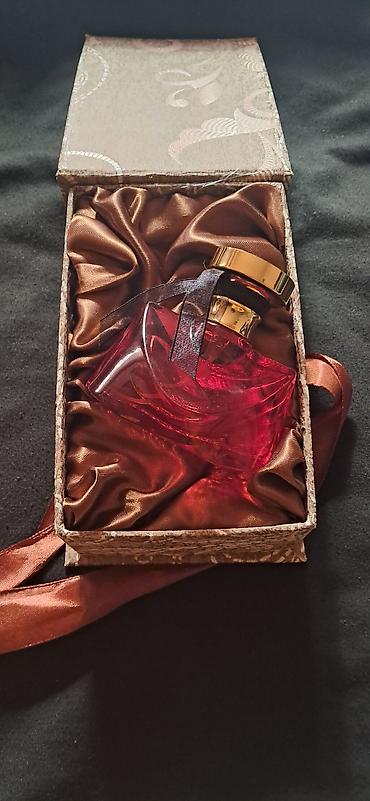 giordani gold white: Zərif qadın ətiri – qırmızı şüşə falqon. - Flakon: dalğavari formaya — 1