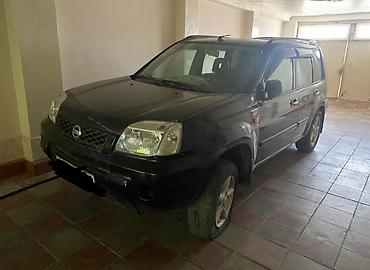 qoşqusu olan avtomobil: Nissan X-Trail (T30) krossover/SUV - Kuzov: 5 qapılı, tünd rəng - Tam — 1