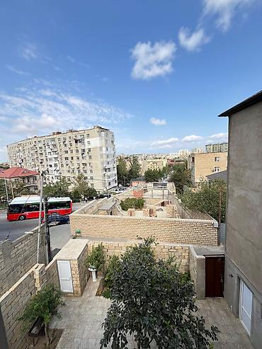 Həyət evləri və villaların satışı: 2 mərtəbəli həyət evi - Plan: 2 mərtəbə, geniş işıqlı otaqlar; yuxarı — 1