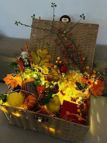 Kompleti namirnica: Poklon korpa – premium set za degustaciju Sadržaj: - Pletena košara — 5