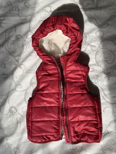 пиджак красный: Нов.жилетка для девочек размер на 6-12мес. Качество привёз из Дубая