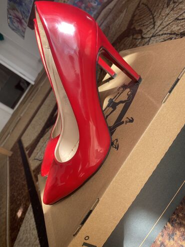 красные туфли: Красные лодочки отличного качества размер 38 цена 1500