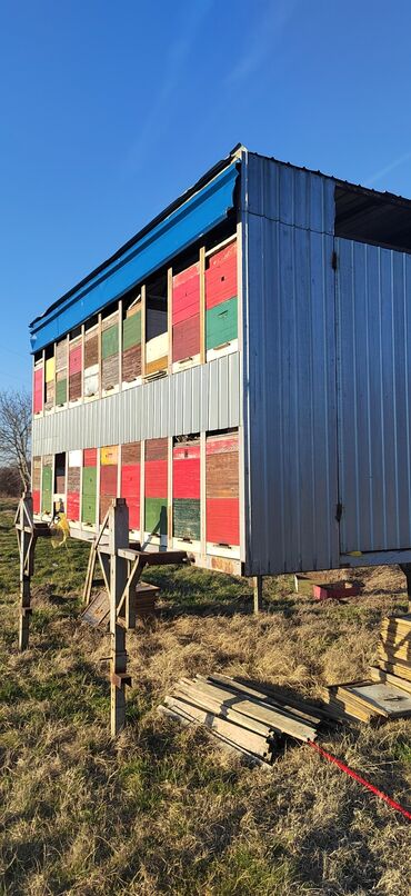 farm broj: 2 pčelarska kontejnera, jedan je korišćen 2 sezone, drugi je potpuno