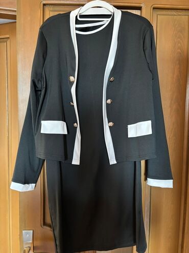 Dəstlər, kostyumlar: Qadın dəsti – qara don və uyğun jaket - Rəng: qara, ağ kontrast