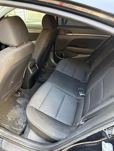 elantra qapı: Hyundai Elantra sedan – qara rəng, 4 qapı, AZ nömrə nişanı. Şəhər üçün — 5