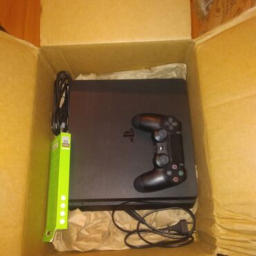 komputer barter: Playstation 4 Slim 1TB. Plombu acilmayib. 1 oyun diski hediyye. 1 pult