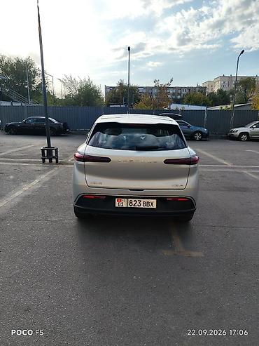 roewe ei6: Электромобиль кроссовер (5 дверей, 5 мест), светло‑серебристый цвет — 5