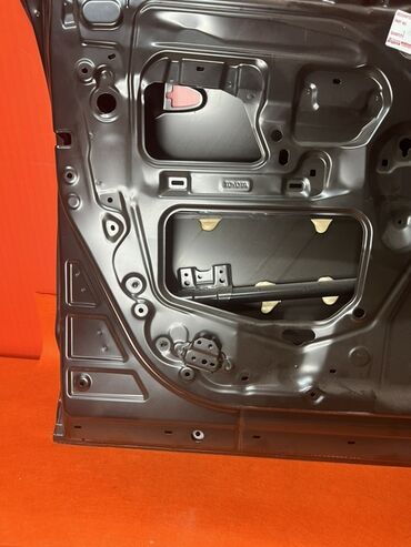 Двери и комплектующие: Новая передняя левая дверь автомобиля, выполненная из металла и — 11