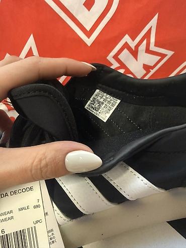 Kişi ayaqqabıları: Məhsul: Adidas kişi idman ayaqqabısı Model: Barreda Decode (etiketdə — 2