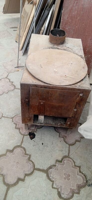 печь для сауны: Металлическая печь-буржуйка с варочной поверхностью. - Материал