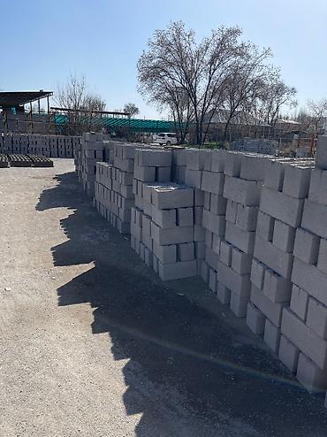 пекоблок: Пескаблок узкий 20-15-40
Пескоблок широкий 20-20-40 
Тумба — 3