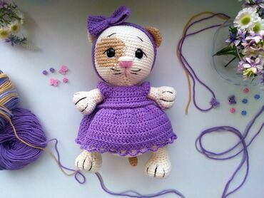 детские вязанные платья: Кошка вязанная в сиреневом платье подарок девочке Милая ласковая