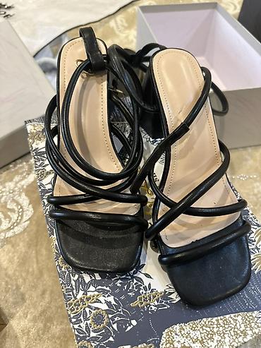 sendel: Qadın sandaleti – qara, dabanlı - Model: zərif çoxzolaqlı sandal - — 4