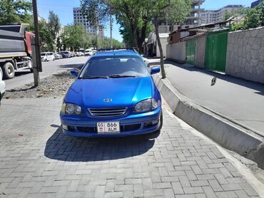 Toyota: Автомобиль Toyota Avensis универсал синего цвета. Это надежный и