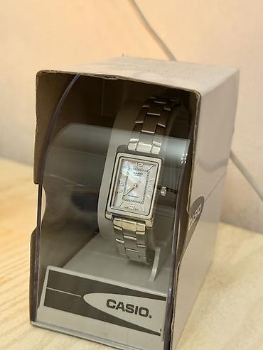 Casio qadın qol saatı – zərif düzbucaqlı korpus və metal qolbaqla
