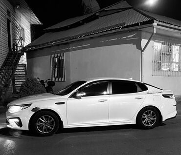 меняю на дом: Kia K5 белого цвета, седан бизнес-класса. Комфортный, экономичный и