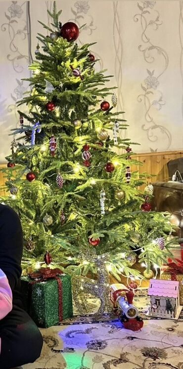 lentdən gül buketi: Salam yolka masallıda yerləşir. yolkanın ustundəki bəzəklər hədiyyə