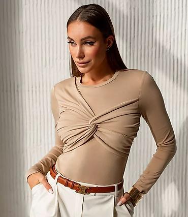 salvar: Qadın uzunqol bluz – bədənəoturan, krem-bej rəng. - Model: Ön hissədə — 1