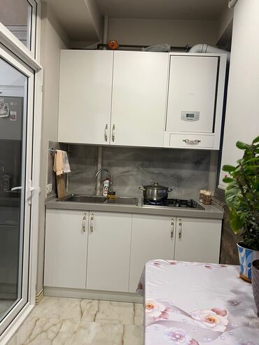 Mənzil kirayələyirəm: 3 otaqlı, 122 kv. m — 24