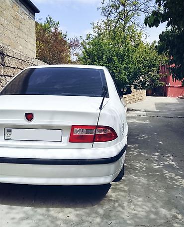 14 luk diskler: Ağ rəngli sedan avtomobil - Korpus: 4 qapılı sedan, ağ rəng, qara — 5