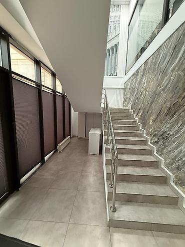 Коммерческая недвижимость: Сдаю Офис целиком: 255 м², В жилом комплексе, С ремонтом, С отдельным входом, С отдельным санузлом, С системой безопасности — 6