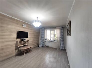 срочно продаётся 1 комнатная квартира в районе ошского рынка: 2 бөлмө, 46 кв. м, Хрущевка, 1 кабат, Косметикалык ремонт