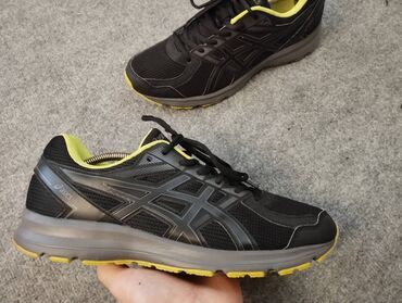 Botinkalar: Orginal 2ci el asics . olcu: 45 qiymet: 45 azn