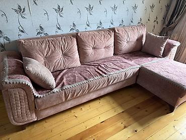set mebel: Künc divanı – yumşaq məxməri toxumalı parça, toz gül qızılı rəng. Sağ — 2