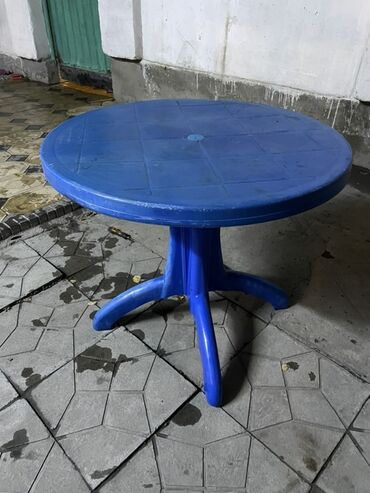 садовый столик и стулья: Пластиковый уличный комплект: круглый стол и стул, цвет синий. -