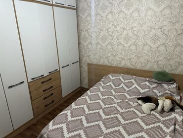 спальный гарнитур коричневого цвета: Спальный гарнитур, Двуспальная кровать, цвет - Белый, Б/у