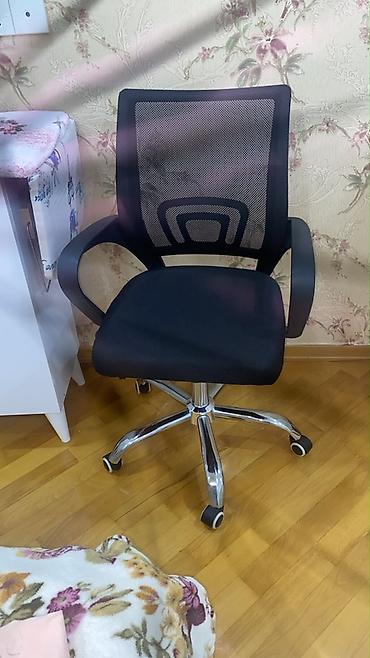 ev mebel: Ofis kreslosu qara rəngdədir və erqonomik dizayna malikdir. Oturacaq — 1