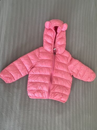 кийимдер бу: Легкая курточка на девочку 1-1,5 г. Капюшон плотно закрывает ушки и
